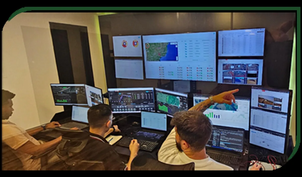 Equipe da AYA Energia no Centro de Operação Integrado, acompanhando painéis de monitoramento