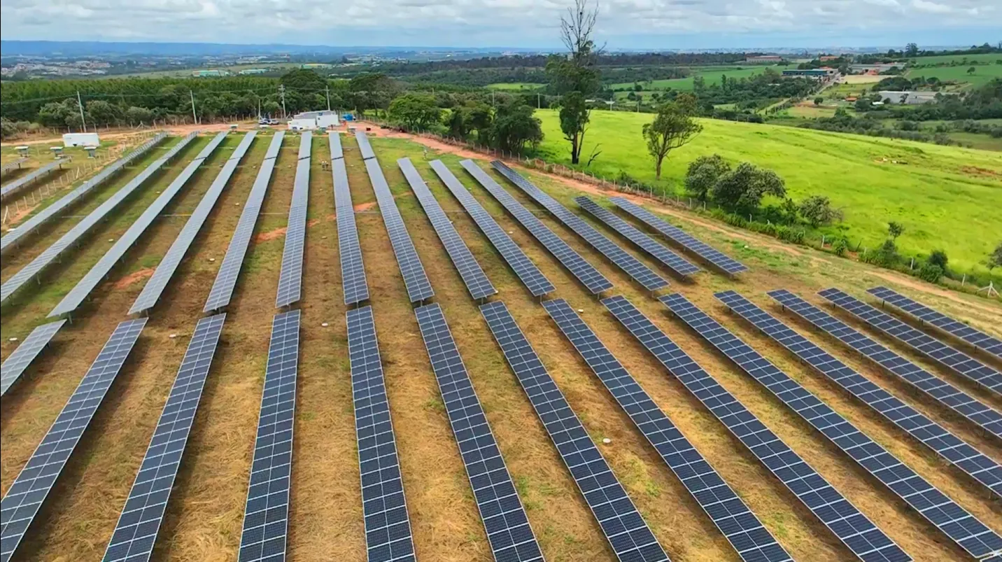 Vista aérea de uma usina solar fotovoltaica em operação