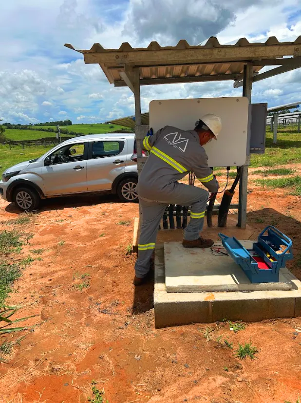 Técnico da AYA Energia trabalhando em um quadro elétrico no campo